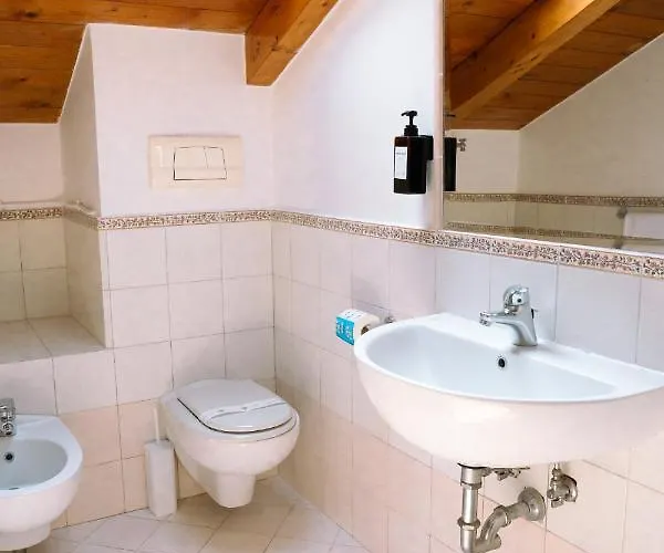 Residenza Ester بيت ضيافة 4*