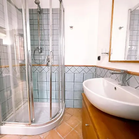 Residenza Ester בית הארחה 4*