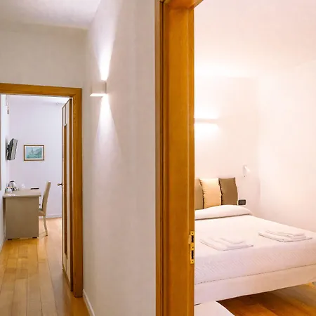 בית הארחה Residenza Ester 4*